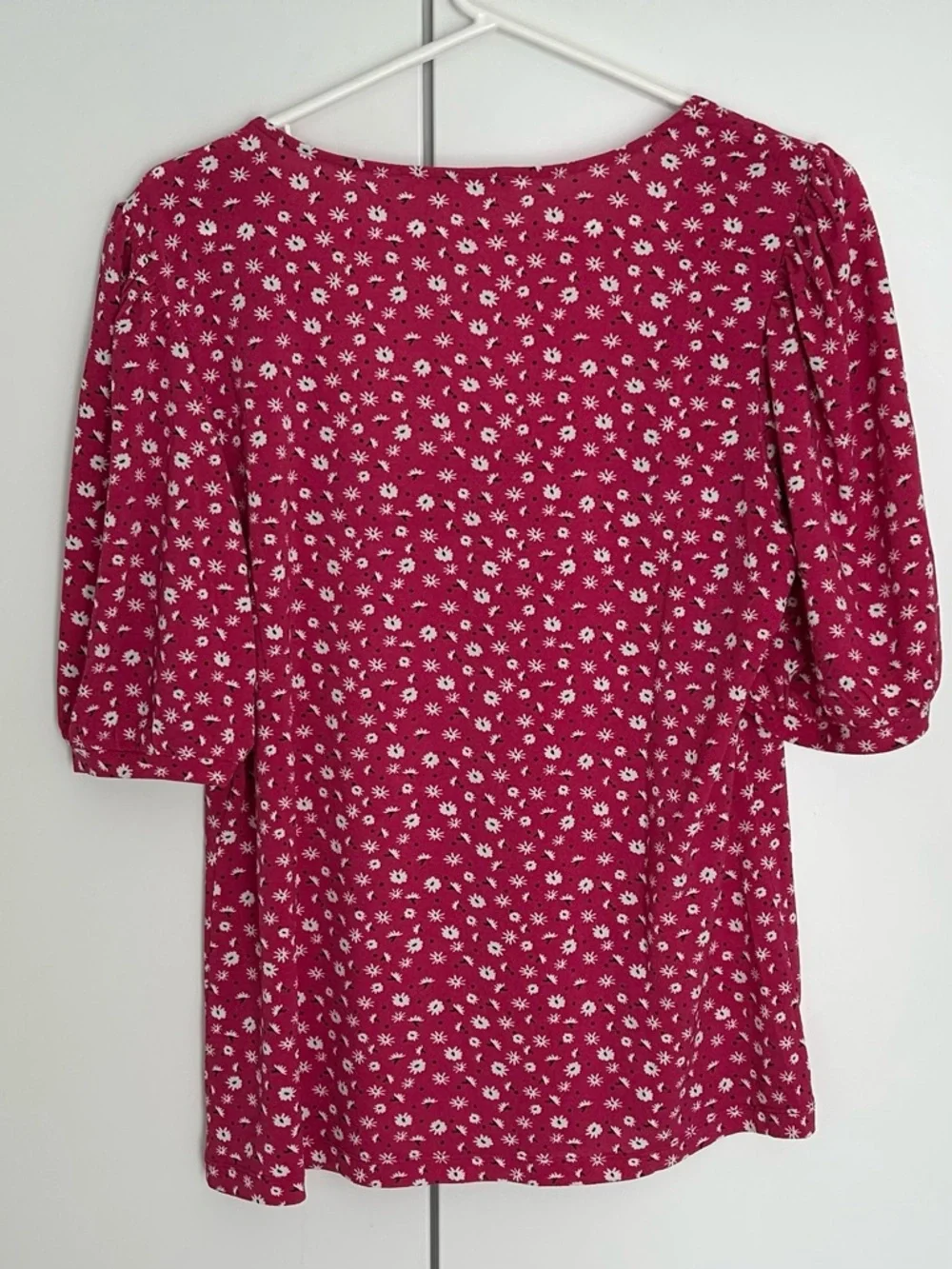 Cleo Square Neck All-Over Floral Puff-Sleeve Top in Berry Size L - Picture 4 of 10